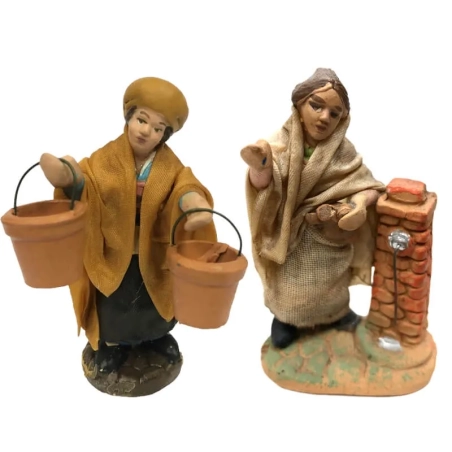 Donna alla fontana e donna che prende acqua vestiti in stoffa 7 cm