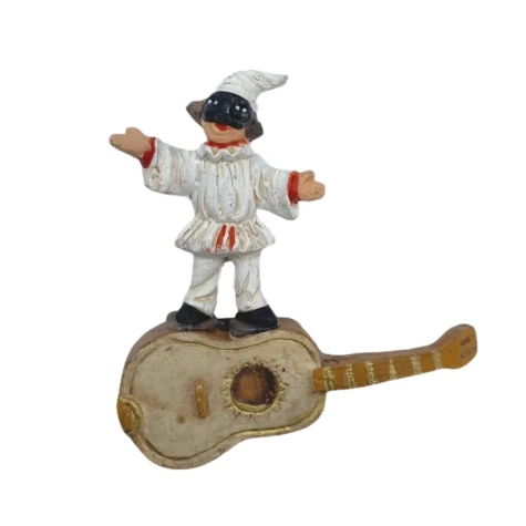 Pulcinella con chitarra o mandolino in terracotta con magnete