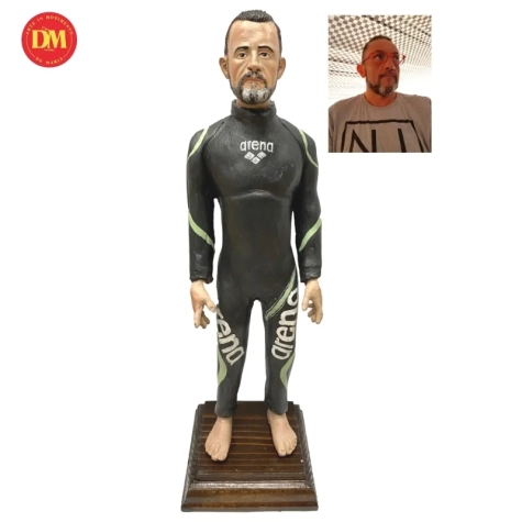 Statuina con il tuo volto da 25 cm su piedistallo e con etichetta 2