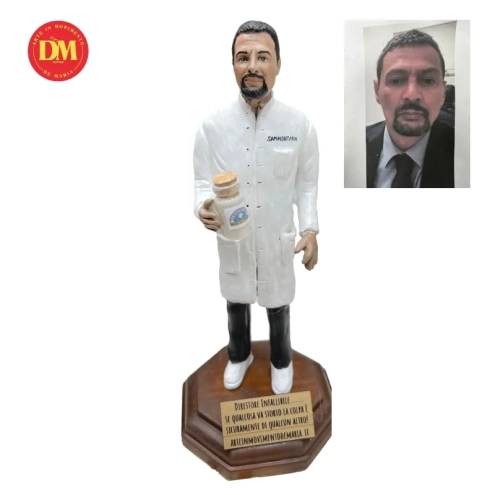 Statuina con il tuo volto da 20 cm su piedistallo e con etichetta