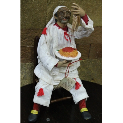 Pulcinella stile 700 con spaghetti seduto su sedia 40 cm
