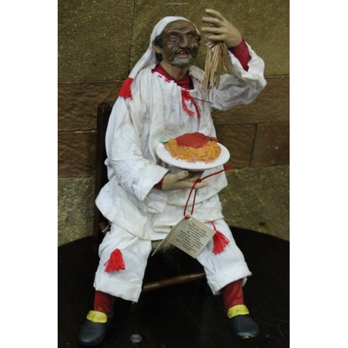 Pulcinella stile 700 con spaghetti seduto su sedia 40 cm