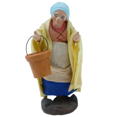 Donna che prende acqua vestita in stoffa 10 cm