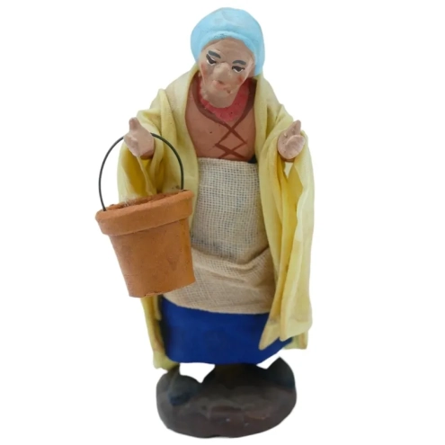 Donna che prende acqua vestita in stoffa 10 cm