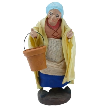 Donna che prende acqua vestita in stoffa 10 cm