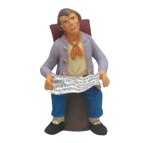 Uomo che legge il giornale in terracotta 7 cm