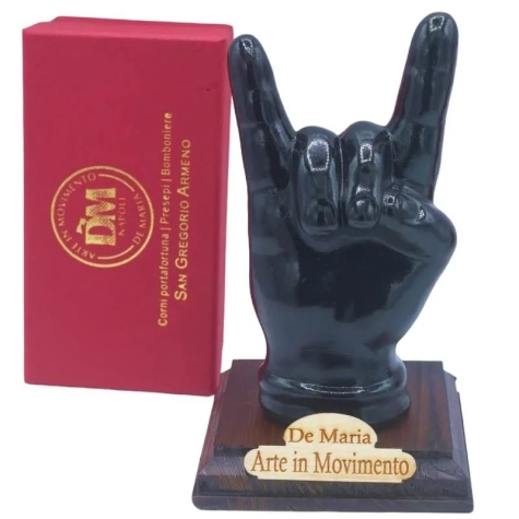Corna mano nera in ceramica 12 cm con base in legno 2