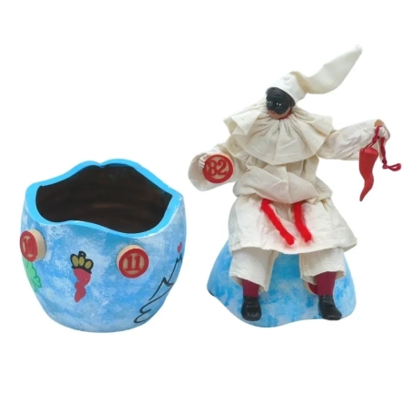Pulcinella stile 700 seduto su uovo di pasqua 25 cm