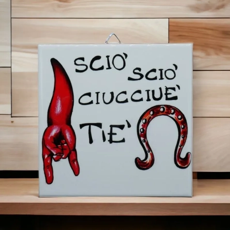 Appendino in ceramica con frase scaramantica 16 cm