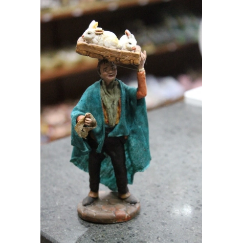 uomo con conigli in terracotta presepe san gregorio armeno