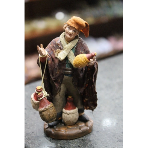 uomo con fiaschi di vino in terracotta presepe san gregorio armeno