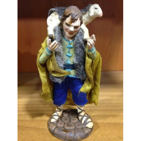uomo con pecora in terracotta presepe san gregorio armeno
