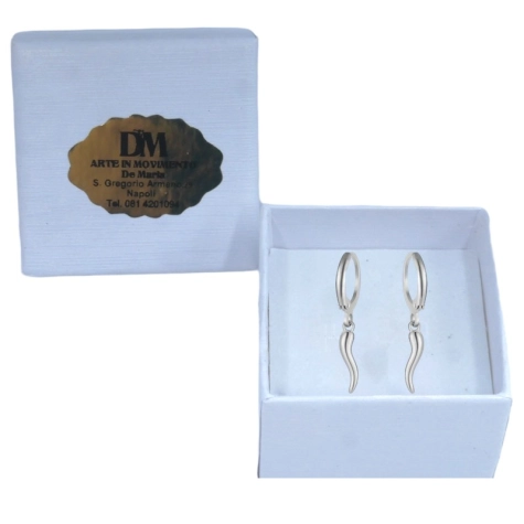 Coppia di orecchini con corno color argento 1 cm 2