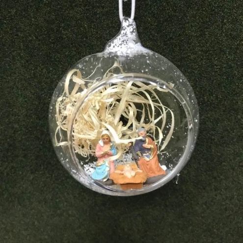 Pallina di Natale in vetro soffiato con presepe napoletano all'interno 8 cm