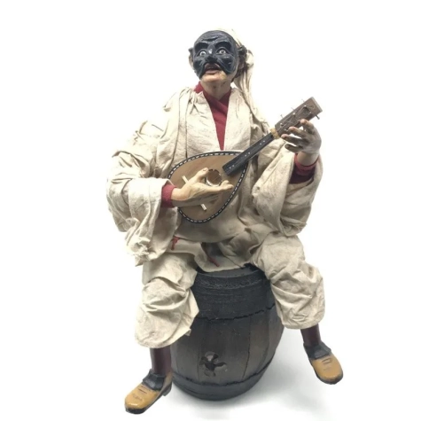 Pulcinella stile 700 con mandolino seduto su botte 35 cm