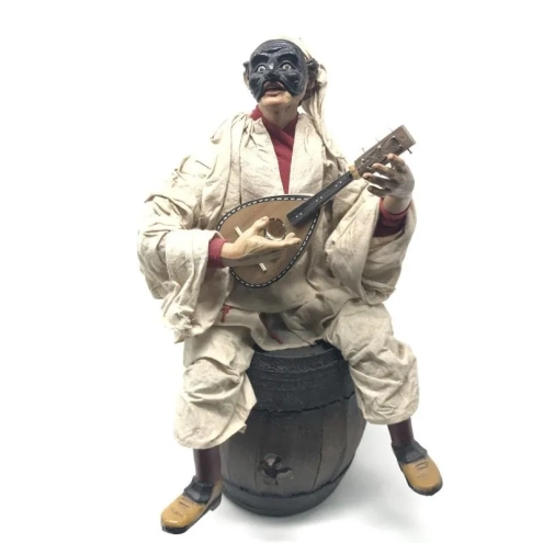 Pulcinella stile 700 con mandolino seduto su botte 35 cm