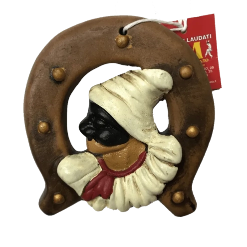 Pulcinella su Ferro di Cavallo Fortunato in terracotta 15 cm