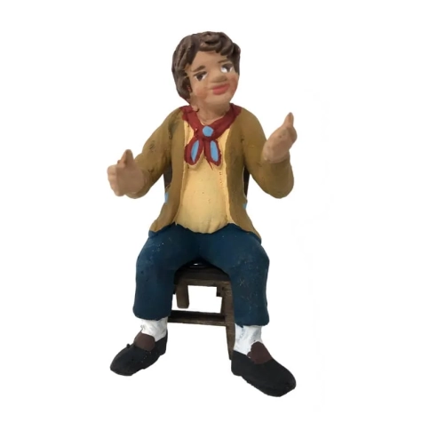 Uomo seduto su sedia in legno 10 cm 2