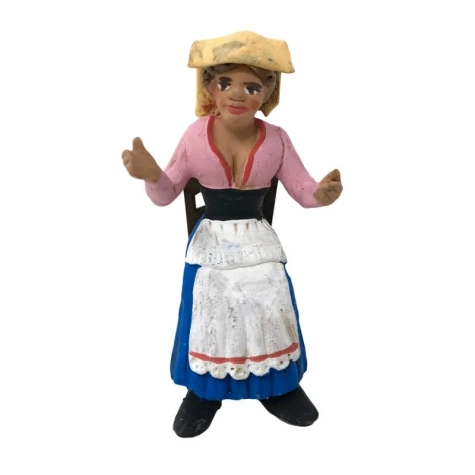 Donna seduta su sedia in legno 10 cm 2