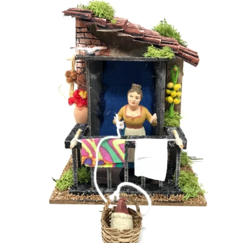 Casa Napoletana con donna che abbassa il paniere