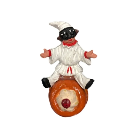 Pulcinella con babà in terracotta con magnete