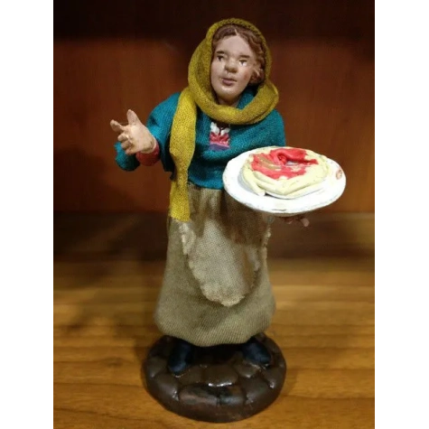 donna con piatto di spaghetti in terracotta presepe san gregorio armeno