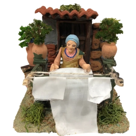 Donna che stende i panni in movimento 7 cm